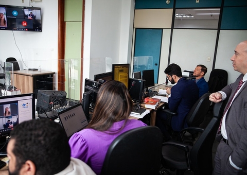 Começa audiência de instrução de policial e esposa que agrediram babá e advogado em Manaus