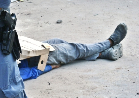 Homem é perseguido, espancado e morto a tiros na frente de borracharia em Manaus