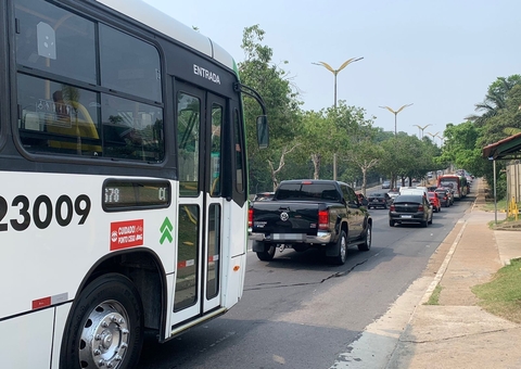 Finados: Visitantes enfrentam longo congestionamento para chegar ao cemitério em Manaus