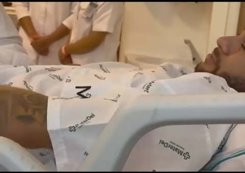 Neymar passa por cirurgia no joelho esquerdo nesta quinta