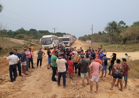 Manifestantes bloqueiam BR-319 em protesto; veja vídeo