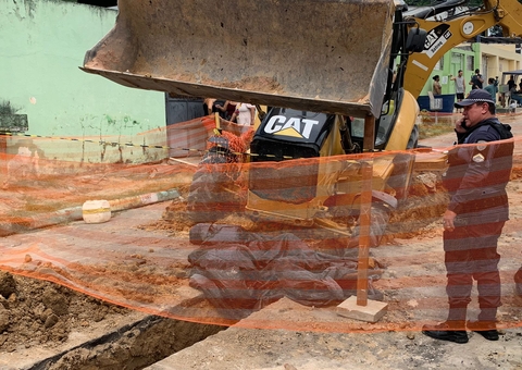 Bombeiro hidráulico tem cabeça esmagada por retroescavadeira durante serviço em Manaus