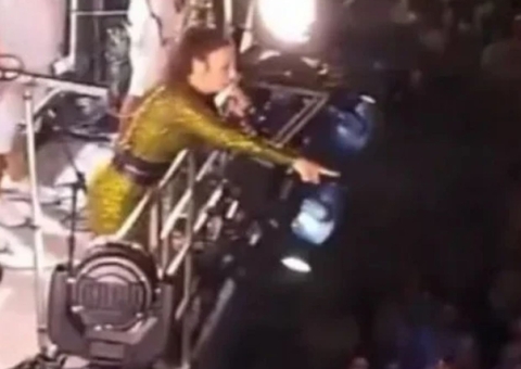 Ivete Sangalo para show e dá bronca em fã que reclamou de música; Vídeo