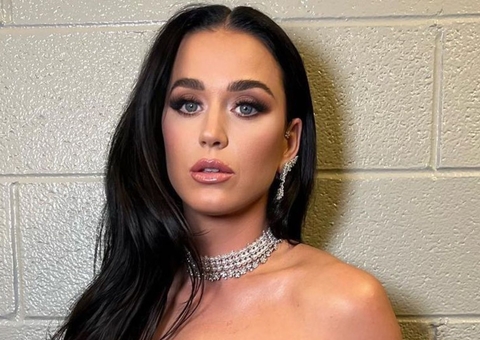 Katy Perry mostra a filha Daisy pela primeira vez durante show 
