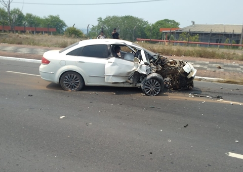 Homem perde controle de carro e atinge poste em avenida em Manaus