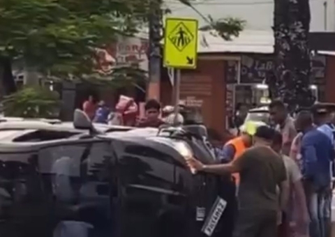 Motorista perde controle e capota carro em avenida de Manaus; vídeo