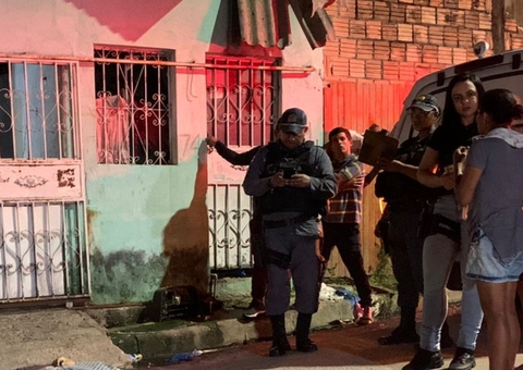 Pistoleiros executam homem no meio da rua e fogem de carro em Manaus