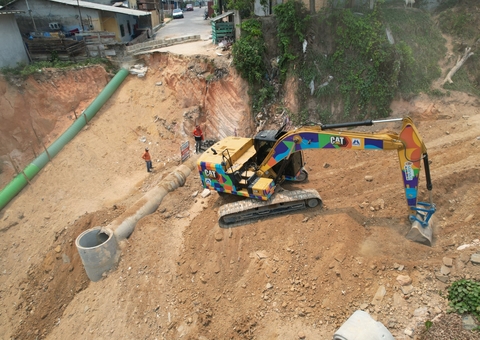 Rede de drenagem é construída para conter erosão devido à seca em Manaus