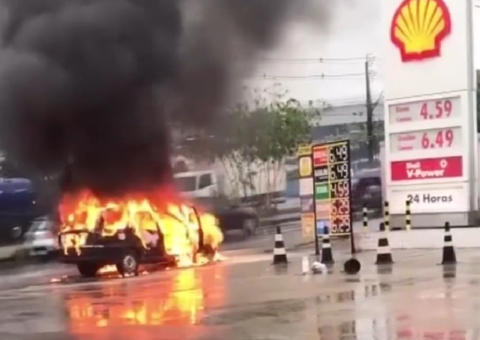 Vídeo: Incêndio destrói carro em posto de combustíveis em Manaus