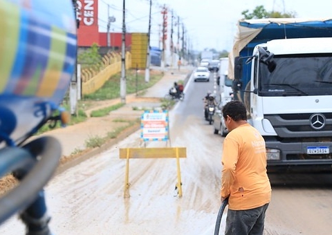 Deslizamento de terra invade Avenida das Torres após forte chuva em Manaus