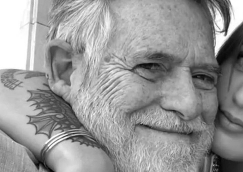 José de Abreu posta foto rara com a namorada e se declara