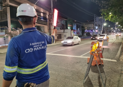 Obras de implantação de esgotos interditam ruas e avenidas em Manaus
