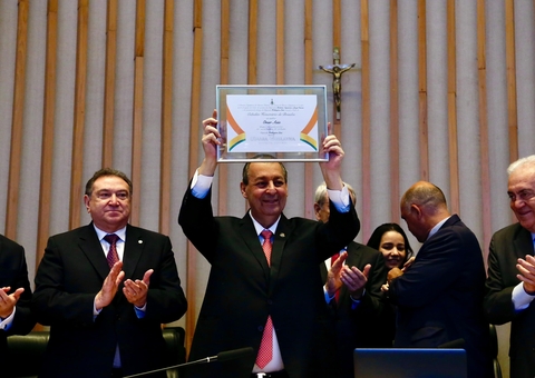 Omar Aziz recebe título de cidadão honorário de Brasília