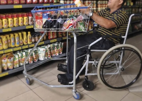 Lei obriga supermercados de Manaus terem carrinhos de compras para PcD's