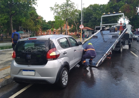 Veículos estacionados em locais proibidos são rebocados em ação em Manaus