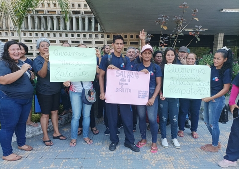 Terceirizados do governo fazem manifestação em Manaus