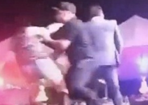 Vídeo: Fã invade palco durante show de Leonardo e é empurrada por segurança