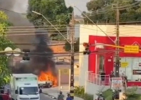 Carro fica destruído após ser tomado por fogo em rua de Manaus