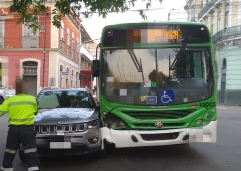 Acidente entre carro e ônibus deixa motorista ferido em Manaus
