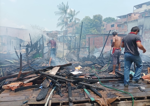 Incêndio consome cinco casas e fogo se alastra sem controle em Manaus