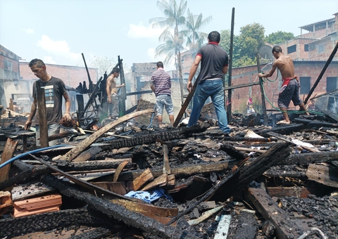 Cinco famílias ficam desabrigadas após incêndio reduzir casas às cinzas em Manaus
