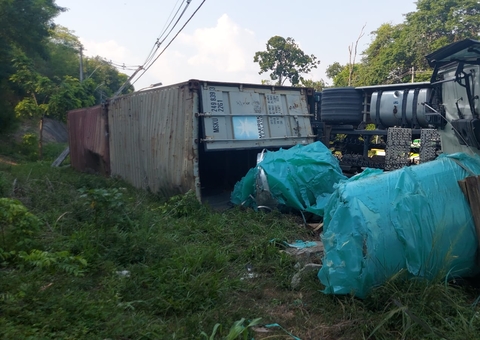 Carretas tombam na Avenida das Torres e deixam trânsito lento em Manaus; vídeo impressionante