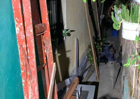 Homem tenta se esconder de criminosos mas é alcançado e assassinado em Manaus