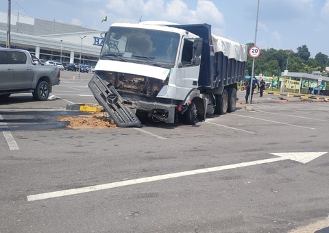Caçamba desgovernada invade estacionamento de shopping em Manaus