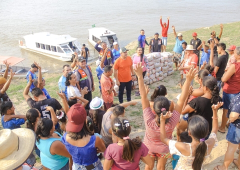 Mais 300 famílias ribeirinhas isoladas pela seca recebem cestas básicas no Amazonas