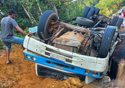 Acidente: Caminhão tomba com 13 pessoas na AM-070