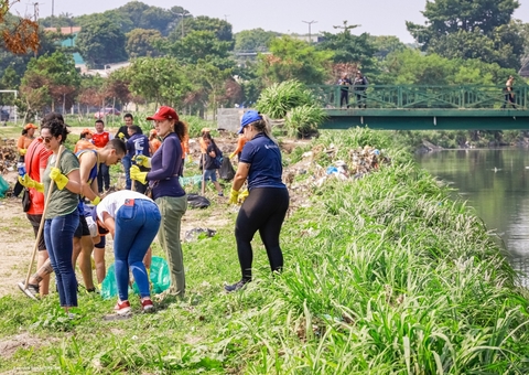 Defensoria faz mutirão de limpeza em igarapé de Manaus