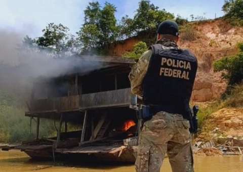 Polícia Federal destrói dragas usadas em garimpo ilegal no Rio Madeira