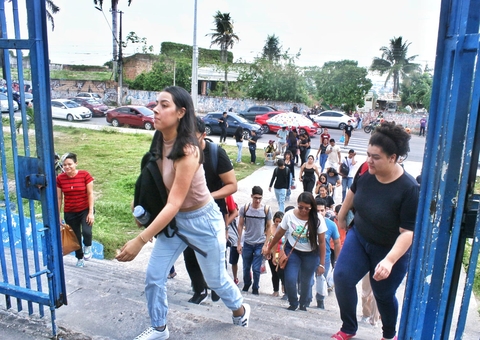 Com trânsito intenso em Manaus, candidatos correm para chegar ao locais de provas do Enem