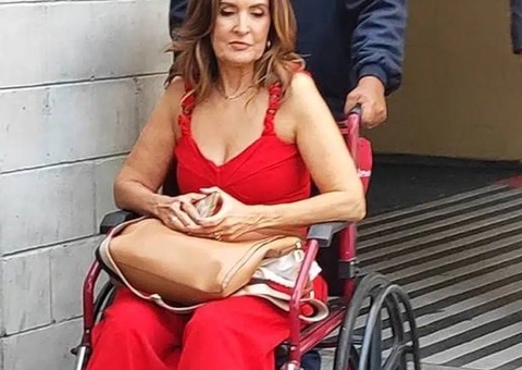 O que aconteceu? Fátima Bernardes chega de cadeira de rodas na Globo