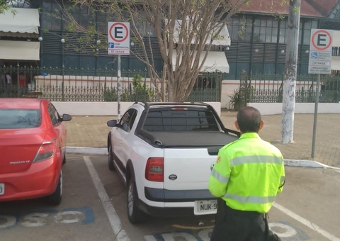 Fiscalização autua 20 motoristas por irregularidades em vagas especiais em Manaus