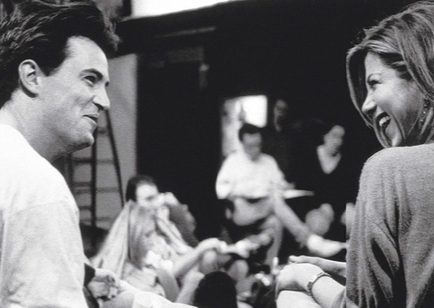 Jennifer Aniston mostra troca de mensagem com Matthew Perry e emociona fãs de 'Friends'