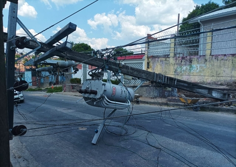 Poste com transformador de energia despenca e moradores ficam presos em Manaus