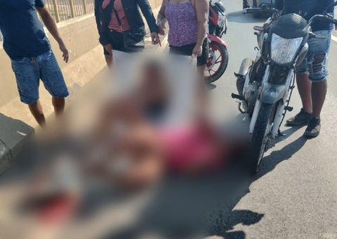 Casal em motocicleta fica gravemente ferido durante acidente em Manaus