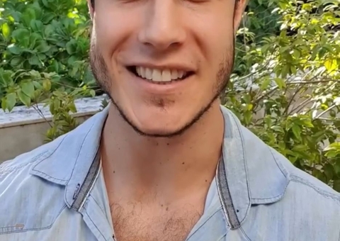 Ator vive relação aberta com a namorada e declara: ‘Pode tudo’