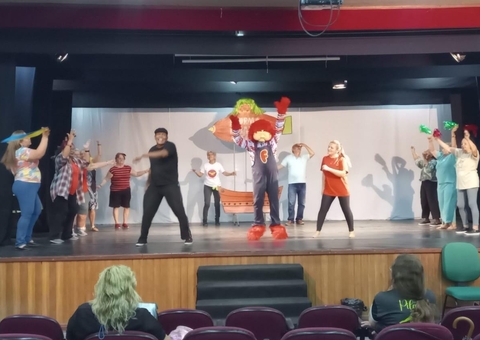 Espetáculo gratuito ‘Anos Incríveis’ leva público à década de 80 em Manaus