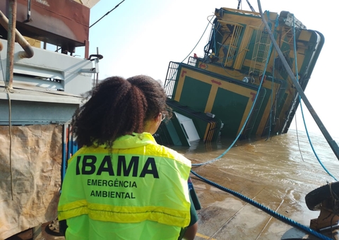 Ibama vistoria área de naufrágio que deixou cozinheira morta no Amazonas