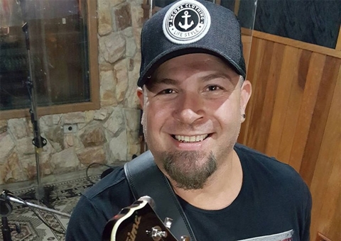 Baixista Mingau tem evolução no quadro neurológico e pode receber alta  