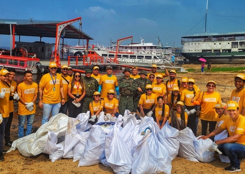 Mais de 3 toneladas de lixo são retiradas da orla de Manaus