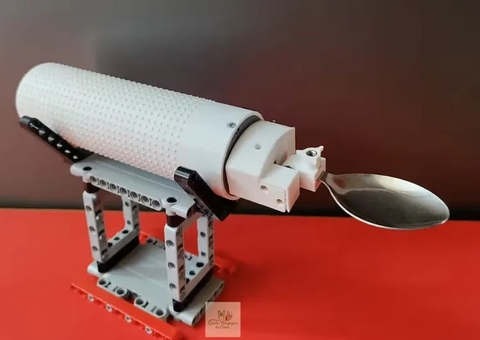 Adolescente cria colher inteligente que ajuda a controlar tremores do Parkinson