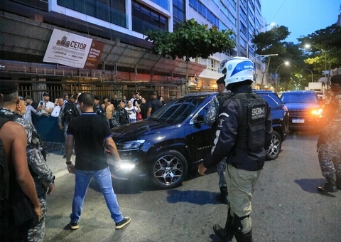 Taylor Swift chega a hotel no Rio com escolta após adiamento de show