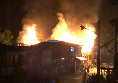 Vídeo: Mega incêndio destrói casas e aterroriza moradores em Anamã, no Amazonas 