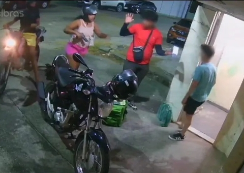 Entregador tem moto roubada por casal enquanto cliente paga pedido; vídeo