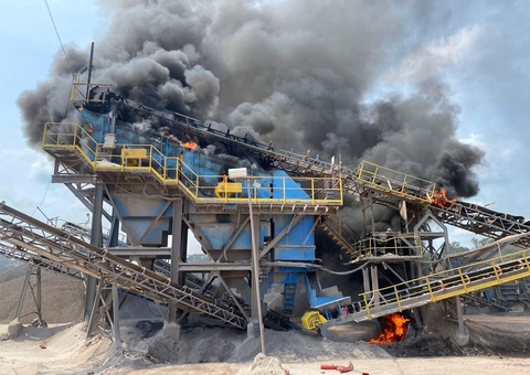 Incêndio de grande proporção atinge fábrica no Amazonas