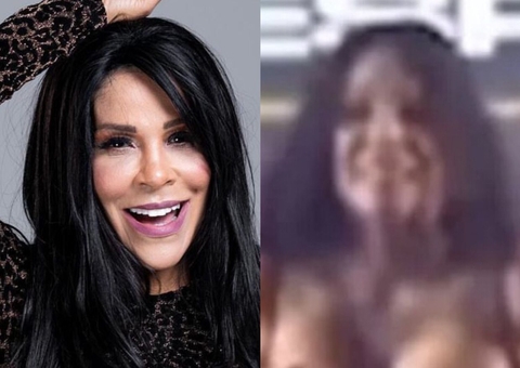 Silvânia Aquino, do Calcinha Preta, mostra os seios durante show