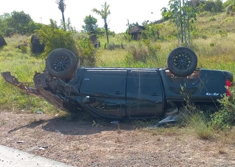 Carro capota com prefeito, esposa e filho de 2 anos em acidente na BR-174